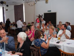 Künstler helfen Kinder - Mit Musik zur Menschlichkeit